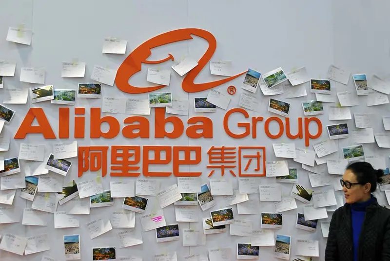 Kvinne foran Alibaba skilt